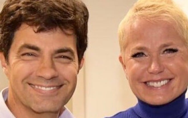 O ex-paquito Marcello Faustini com Xuxa Meneghel em foto publicada nas redes sociais