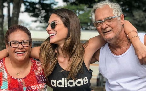 Foto dos pais da participante do BBB20 Mari Gonzalez, Sônia (à esq.) e Carlos Alfredo abraçados com a filha em foto publicada no Instagram