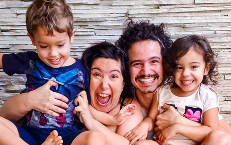 Os atores e casal Mariana Xavier e Diego Braga com os filhos dele, Diana e Danilo, em foto publicada no Instagram