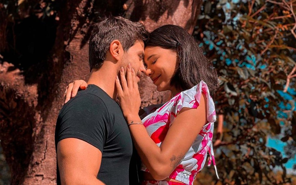 Mariano e Jakelyne em foto postada no Instagram: na frente de uma árvore, casal se abraça e Jakelyne coloca a mão no rosto de Mariano