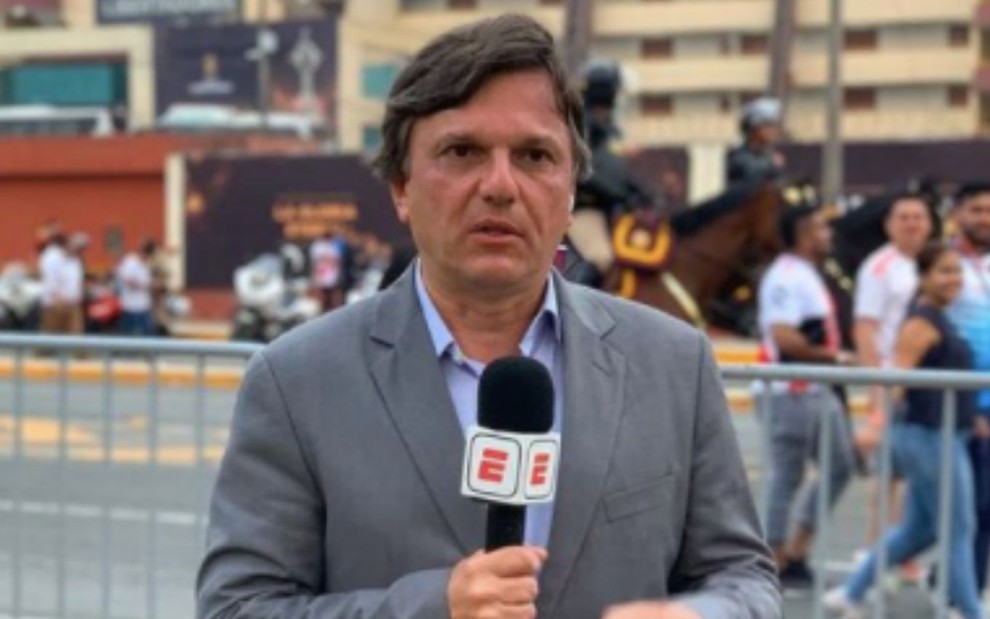 O jornalista Mauro Cezar segura um microfone com o logo da ESPN em foto publicada no Instagram