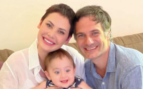 A atriz Mayana Moura com o filho recém-nascido, Lestat, e o marido, o francês Louis Harang, em foto publicada no Instagram