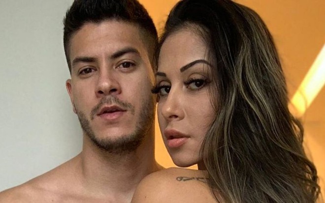 A blogueira fitness Mayra Cardi com o ator Arthur Aguiar em foto publicada no Instagram