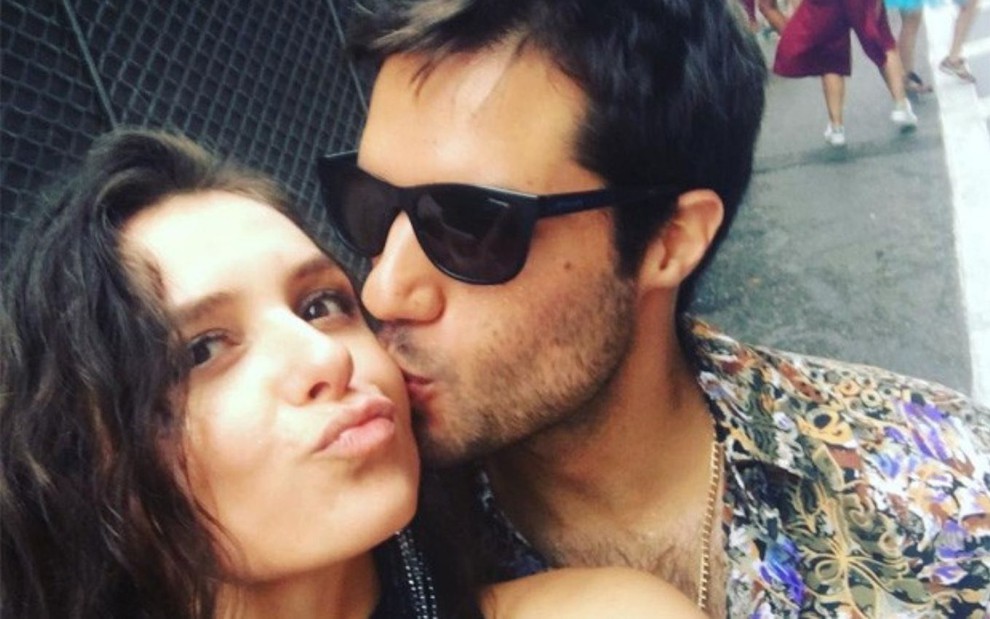 A atriz e apresentadora Monica Iozzi é beijada pelo administrador Gabriel Moura em foto publicada no Instagram