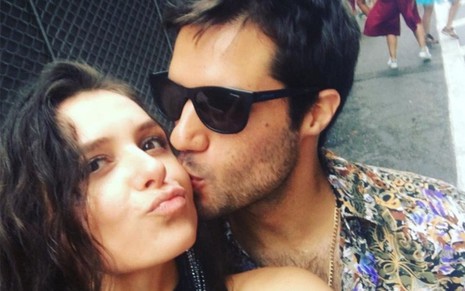 A atriz e apresentadora Monica Iozzi é beijada pelo administrador Gabriel Moura em foto publicada no Instagram