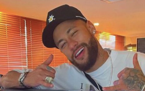 O jogador Neymar sorri em foto publicada no Instagram