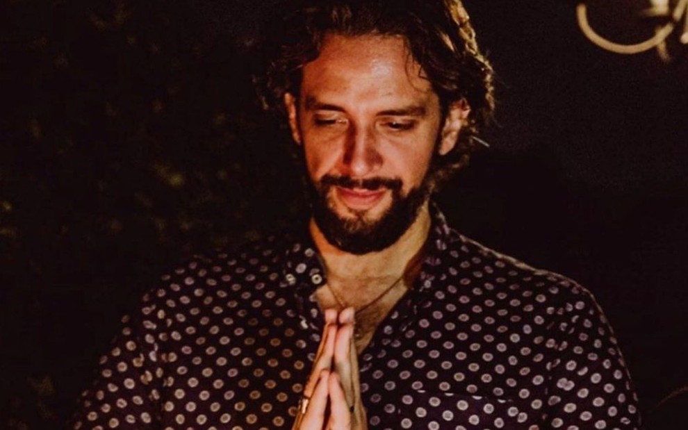 O ator Nick Cordero em foto publicada no Instagram em que ele aparece em pose de reza