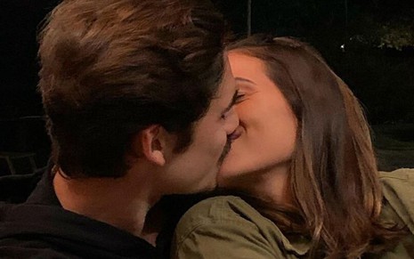 O ator Nicolas Prattes com a namorada Bruna Blaschek em foto publicada no Instagram