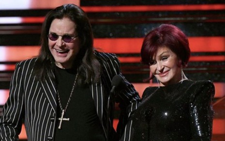 O casal Ozzy e Sharon Osbourne em foto publicada no Instagram, ambos usam roupas escuras; e ele está de óculos escuros