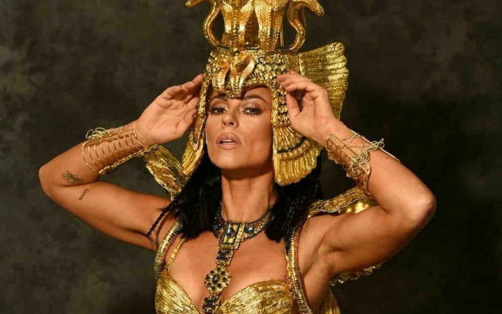 A atriz Paolla Paolla Oliveira com a fantasia de rainha de bateria da Grande Rio no Carnaval de 2020 em foto publicada no Instagram