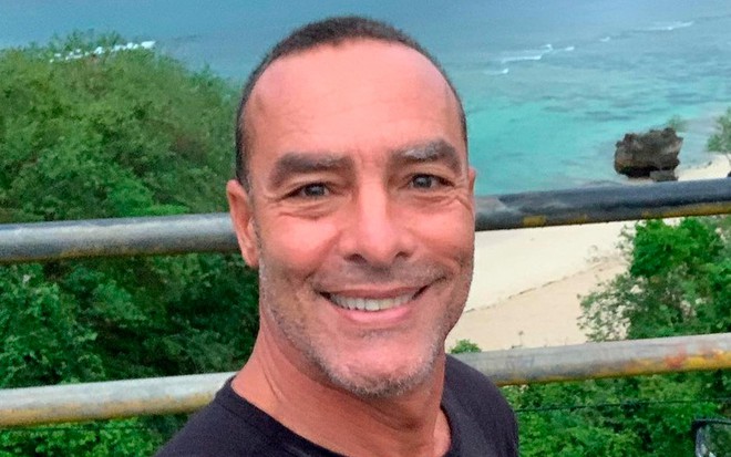 Paulo Zulu em foto publicada no Instagram: de camiseta preta, ex-modelo sorri para câmera