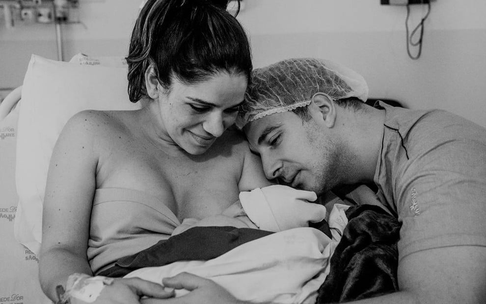 Sabrina Petraglia em registro publicado no Instagram nesta segunda (28): em foto preto e branco, atriz segura filha recém-nascida no colo