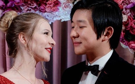 Os youtubers Sammy e Pyong Lee, com roupas elegantes, se encaram em clima de romance em foto postada no Instagram dele