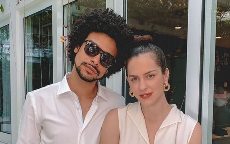 O casal de atores Sergio Malheiros e Sophia Abrahão em foto publicada no Instagram