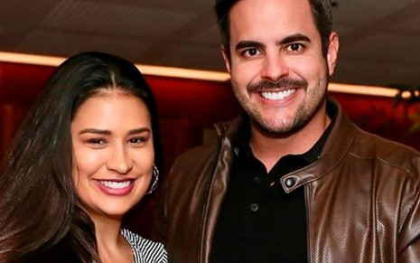 Simone e o Kaká Diniz em foto publicada no Instagram: cantora usa camisa cinza e batom vermelho e o marido usa camisa preta e jaqueta marrom