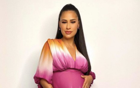 A cantora Simone, que está grávida, em foto publicada no Instagram em que aparece segurando a barriga