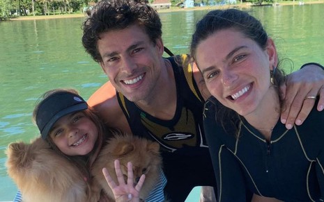 O ator Cauã Reymon sorri com a filha, Sofia Marques (à esq.) e a mulher, Mariana Goldfarb (à dir.) em foto publicada no Instagram, em que eles aparecem sorrindo