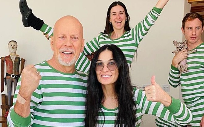 Foto publicada no Instagram em que aparece os atores Bruce Willis e Demi Moore, com a filha do casal Tallulah Belle Willis e o genro Dillon Buss