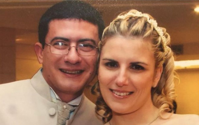 Foto do ator Tom Veiga com Alessandra Veiga, uma de suas ex-mulheres, durante o casamento dos dois em 2006