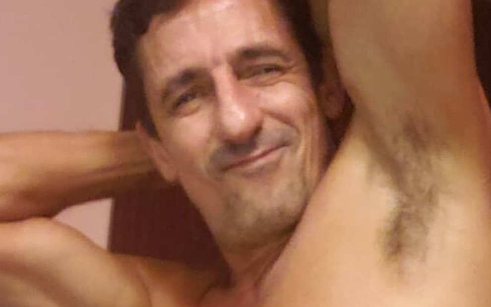 O ator Tuca Andrada sem camisa em foto publicada no Instagram, na noite desta quarta-feira (22)