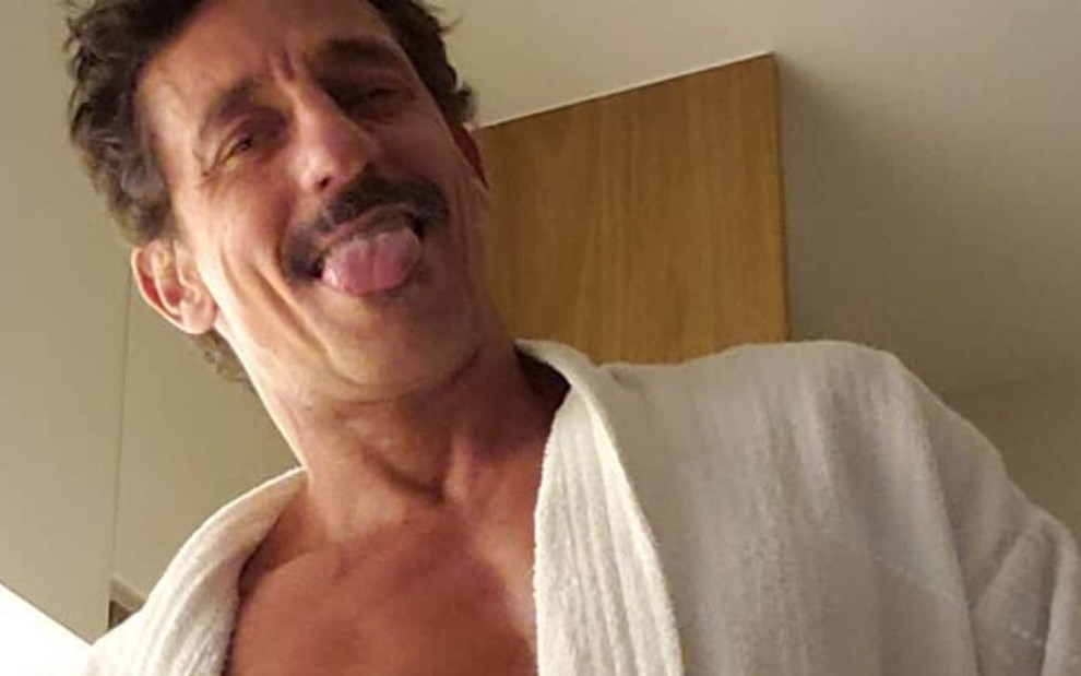 O ator Tuca Andrada usa um roupão branco em foto publicada no Instagram, na noite desta sexta-feira (10)