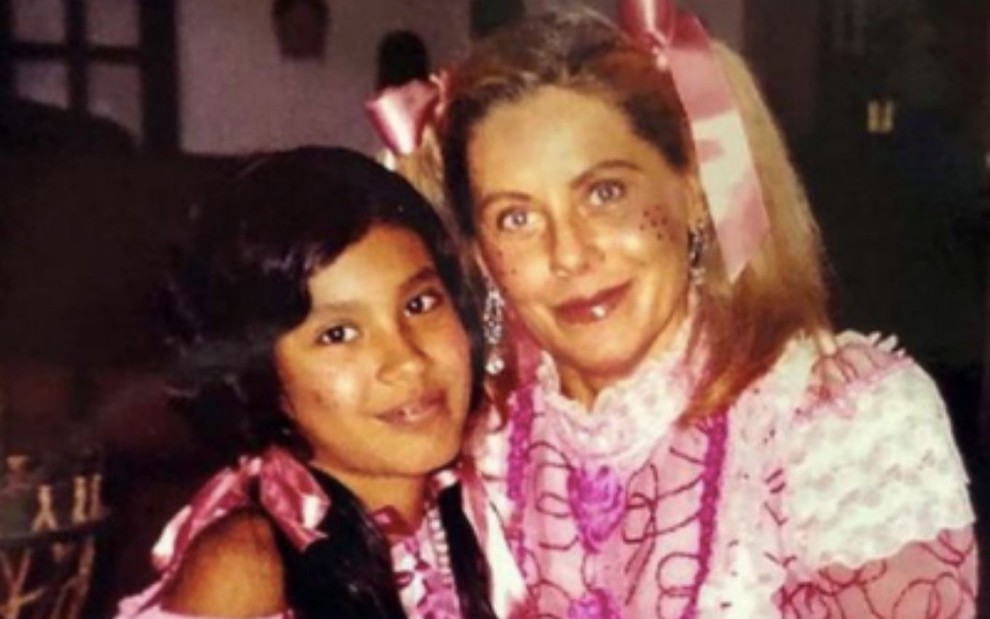 A cantora de funk Pocah, durante a infância, com a atriz Vera Fischer em foto publicada no Instagram; as duas vestidas com roupas de festa junina