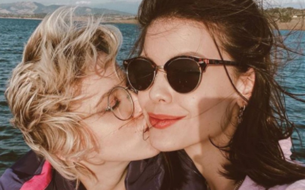 Foto do casal Marcella Rica (à esquerda) e Vitória Strada (à direita), em que Marcella aparece beijando a bochecha de Vitória; publicada no Instagram