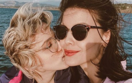 Foto do casal Marcella Rica (à esquerda) e Vitória Strada (à direita), em que Marcella aparece beijando a bochecha de Vitória; publicada no Instagram