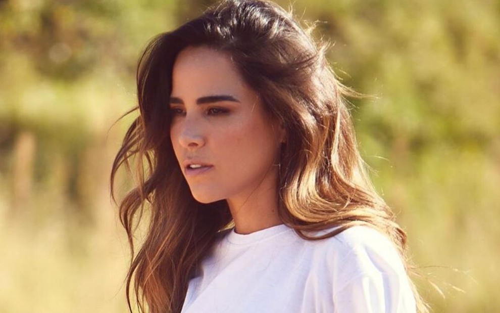 A cantora Wanessa Camargo com cabelos soltos e blusa branca em foto publicada no Instagram 
