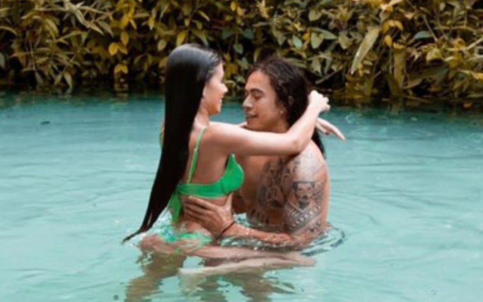 Whinderson Nunes e Maria Lina Deggan curtindo banho romântico em lagoa