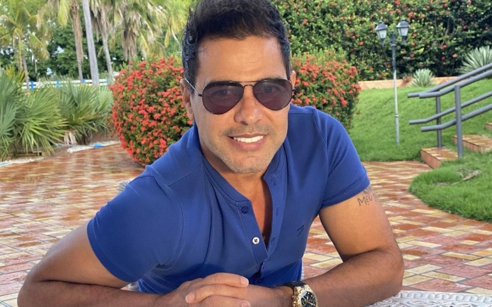 Zezé Di Camargo em foto publicada no Instagram, sertanejo usa camiseta azul e óculos escuros