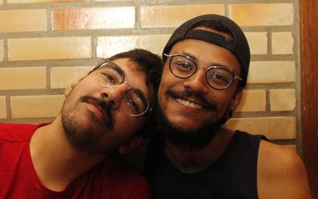 Foto do professor Igor Moreira com o namorado, o participante do BBB21 João Luiz Pedrosa