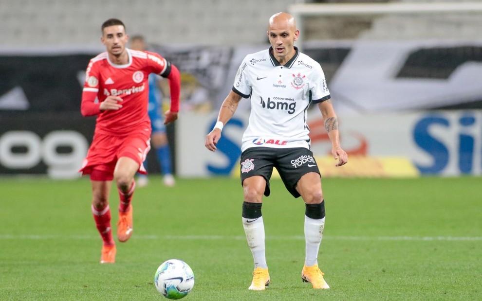 Fábio Santos e Thiago Galhardo em disputa de bola na Neo Química Arena