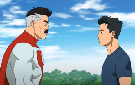 Omni-Man (J.K. Simmons) e Mark Grayson (Steven Yeun) em cena da animação Invincible