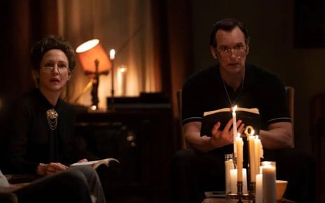 Vera Farmiga e Patrick Wilson fazendo exorcismo em cena de Invocação do Mal 3: A Ordem do Demônio