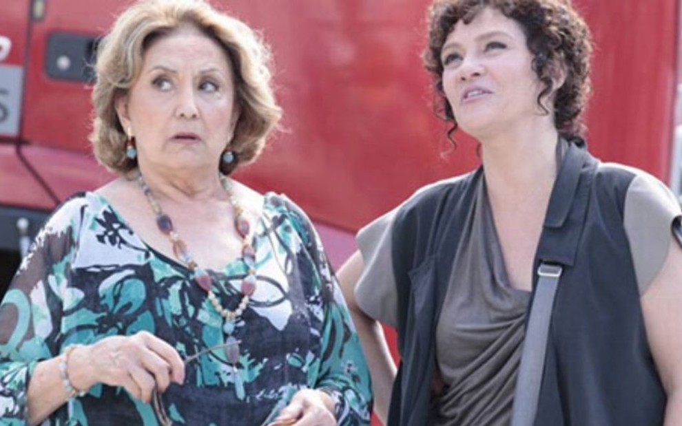 As atrizes Eva Wilma e Thais de Campos com expressões desconfiadas em cena como Íris e Alice em Fina Estampa