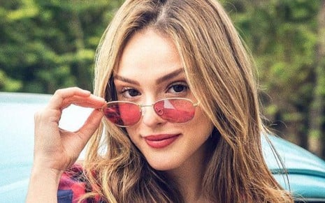 A atriz Isabelle Drummond faz pose com óculos escuros em foto divulgada em seu perfil no Instagram