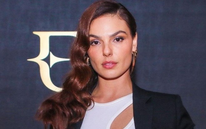 Isis Valverde em evento de beleza em outubro de 2019, em São Paulo