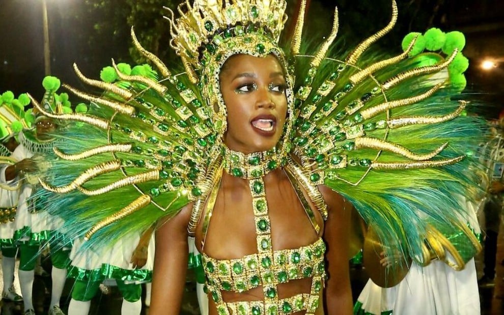 Iza à frente da bateria da Imperatriz Leopoldinense, antes de entrar na Marquês de Sapucaí