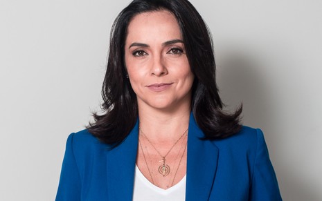 A jornalista Izabella Camargo de terno azul e expressão séria em foto de divulgação de seu livro