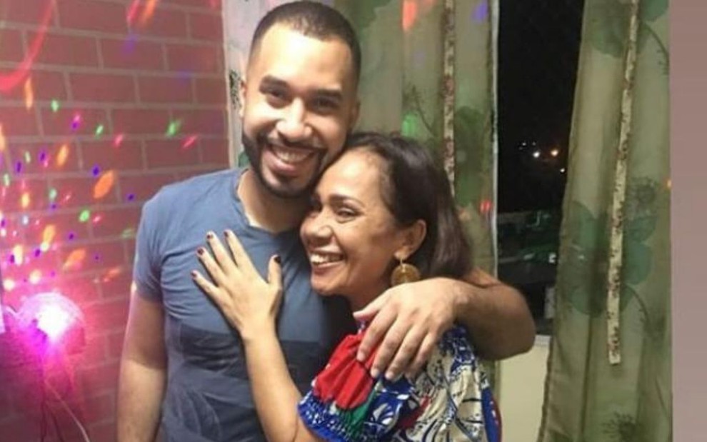 Jacira Santana e Gilberto Nogueira em foto no Instagram, abraçados em casa