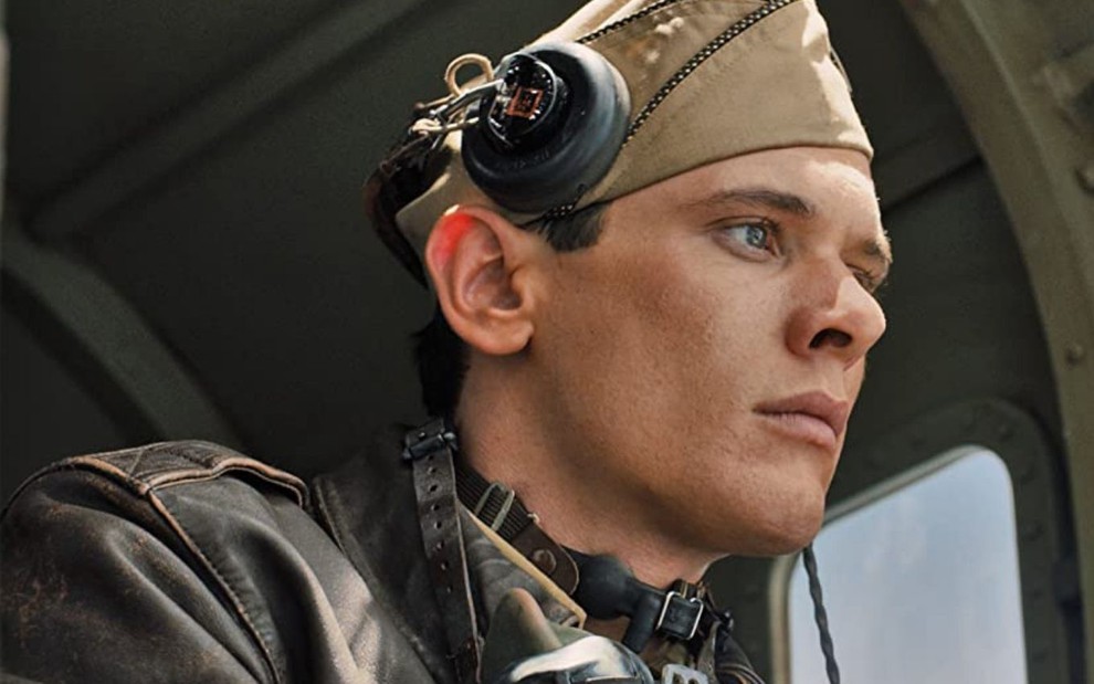 O ator Jack O'Connell usa roupas de soldado em cena do drama Invencível (2014)