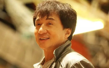 O ator Jackie Chan sorri em cena como Bennie do filme Fora do Rumo (2016)