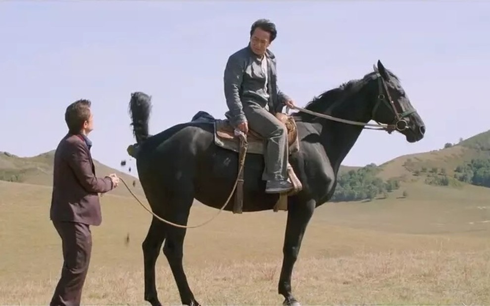 Johnny Knoxville, como Connor Watts e Jackie Chan, interpretando Bennie Chan no filme Fora do Rumo (2016), filme desta quarta-feira na Sessão da Tarde