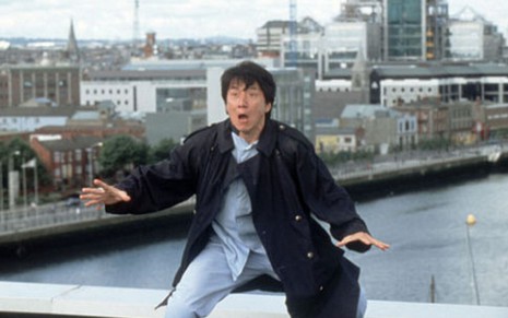 Jackie Chan em cena de O Medalhão