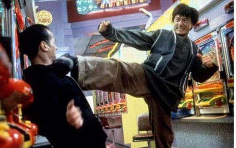 Jackie Chan lutra contra bandido em cena de Thunderbolt: Ação Sobre Rodas (1995)