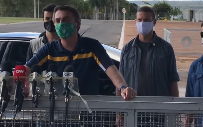 Jair Bolsonaro no Palácio do Alvorada, em Brasília, em conversa com jornalistas
