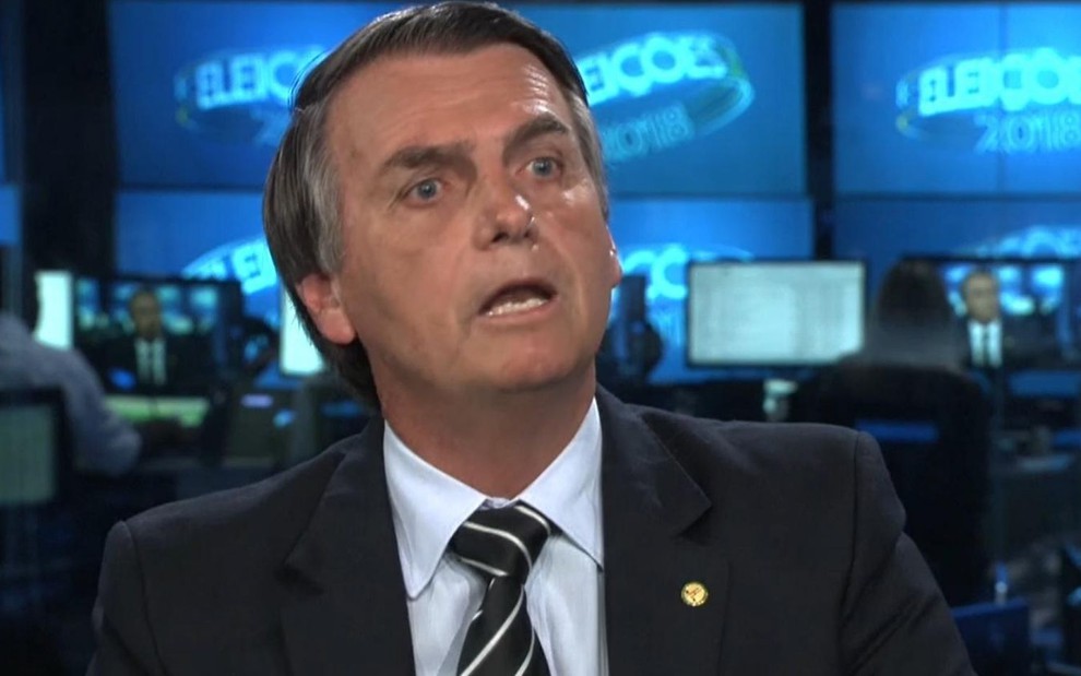 Jair Bolsonaro com expressão de raiva em entrevista no estúdio do Jornal Nacional, em 2018