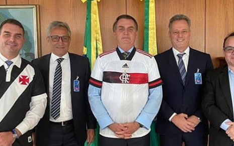 Flávio Bolsonaro, Alexandre Campello, Jair Bolsonaro, Rodolfo Landim e o diretor de marketing do Flamengo, Alexsander Santos