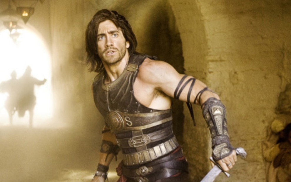 Jake Gyllenhaal usa uma espécie de armadura e segura uma adaga em cena do filme Príncipe da Pérsia - As Areias do Tempo
